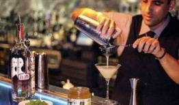 调酒躺地动作爆料视频,揭秘调酒师独特姿势背后的艺术魅力