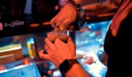 调酒躺地动作爆料视频,揭秘调酒师独特姿势背后的艺术魅力